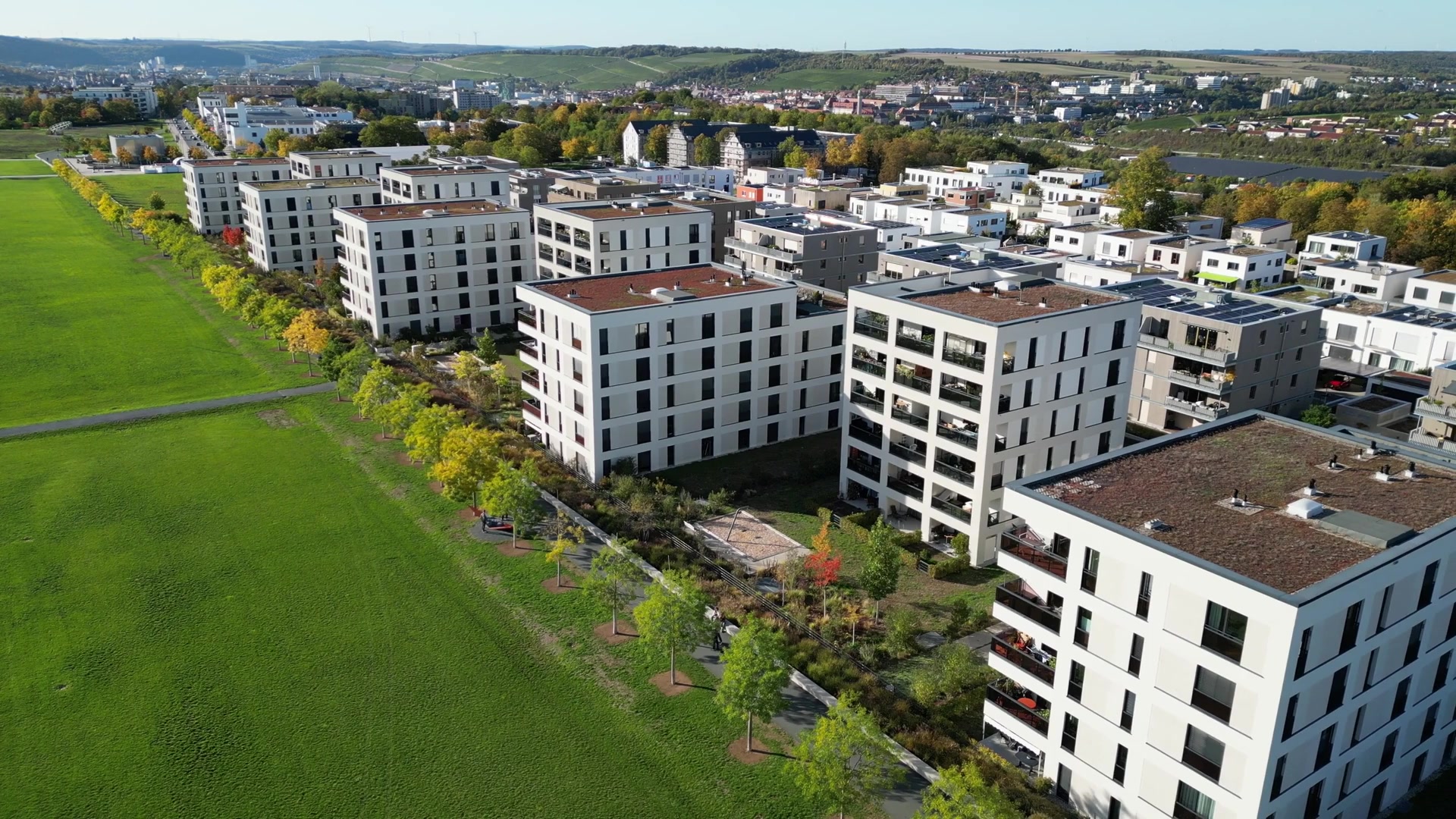 Architekturinspiration: moderne städtische Mehrfamilienhäuser aus der Luft; kein HOSTION-Projekt